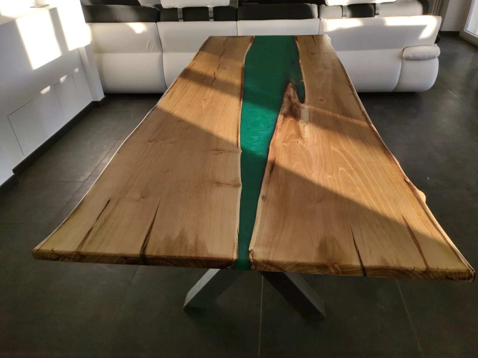 Tavoli in legno e resina su misura realizzati a Torino: progetto CN’C Design
