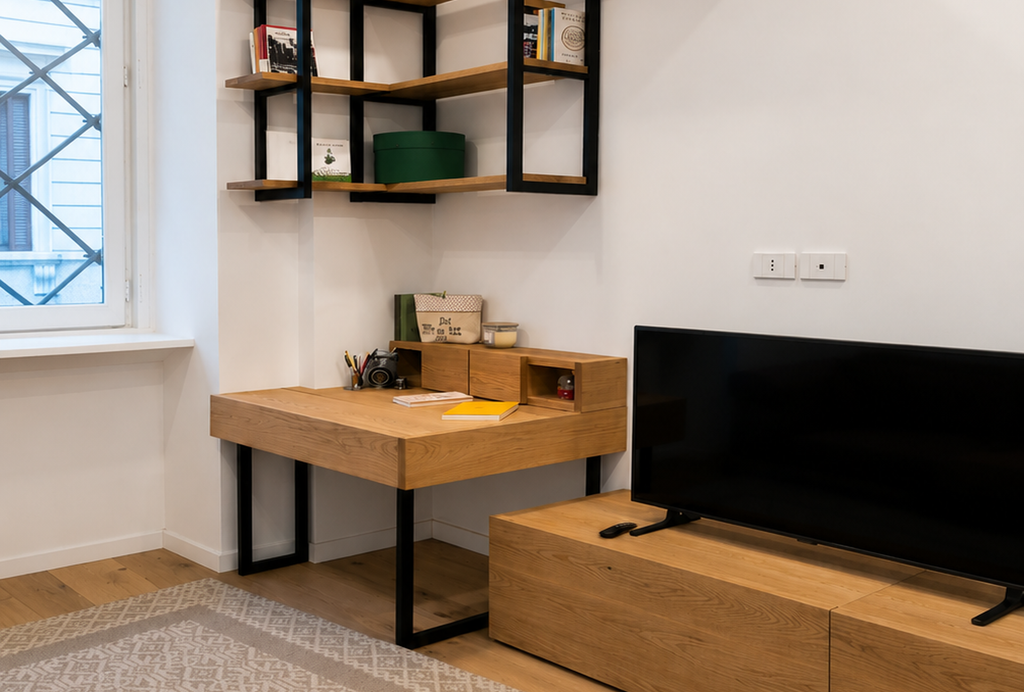 Arredamento su misura con scrivania mobile TV e mensole