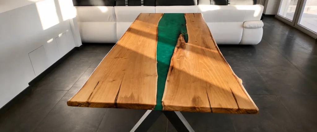 Tavolo artigianale in legno massello e resina epossidica