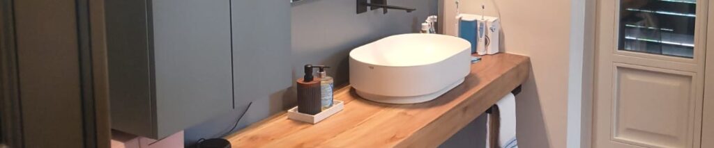 Top lavabo su misura in massello con arredo bagno coordinato